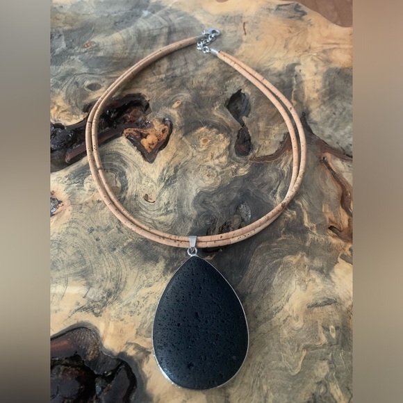 Elegant Black Pendant Necklace - Picture 9 of 10